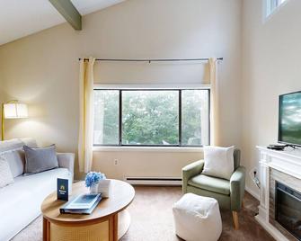 Dog-friendly condo with 4 pools, pickleball, gym, sauna, tennis, game room, BBQ - Campton - Living room