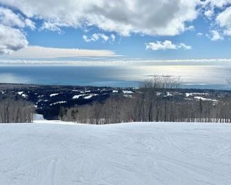 Ski in Ski out Top Floor Condo with Pools, Hot tub and more - Lutsen - Вигляд зовні