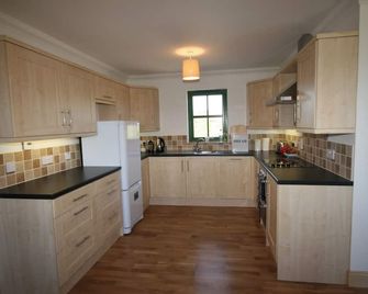 A pretty detached single storey cottage set in its own grounds. - Lochinver - Kitchen