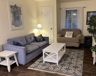 Charming 1 Bedroom Haven in the Trees - Nevada City - Living room