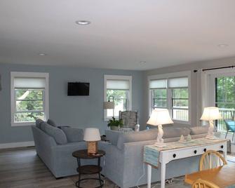 This Property No Longer Avail On Vrbo - Mattapoisett - Living room