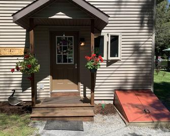 Old Forge Lakefront Cottage with 5 Bedrooms and 2 Baths (Sleeps 10)! - Old Forge - Building