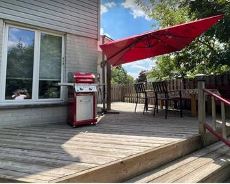 Sunnyhaven Retreat: 3 Bedrooms, 2-Car Bliss, Expansive Backyard Joy - Newmarket - Patio