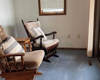 Lake Koronis All Season Home-5 bedrm, screened porch, fish/swim/bike/snowmobile - Paynesville - Living room