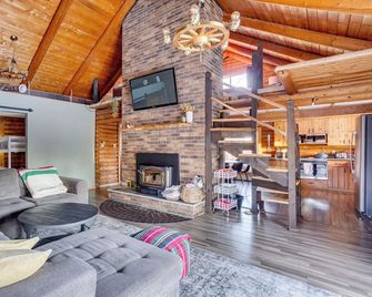 Cozy Log Cabinwith outdoor Sauna in Gregoire Lake Estates! - Fort McMurray - Living room