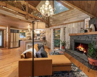 February Savings! 3 King Beds! Creek! Hot Tub! - Blue Ridge - Living room