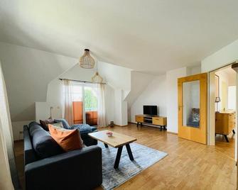 Sunny holiday apartment with balcony near Augsburg - Ettringen - Sala de estar