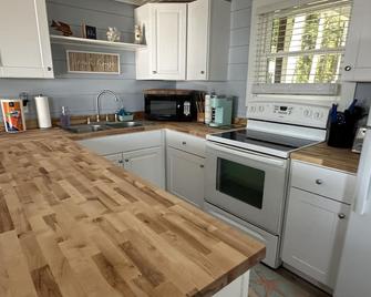 Chesapeake Bay Beach Cottage,private beach book Fall now! - Exmore - Kitchen