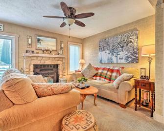 Comfy Blakeslee Townhome Less Than 1 Mi to Jack Frost - Blakeslee - Living room