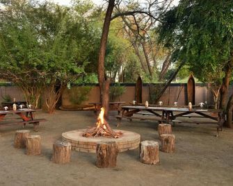 Thebe River Safaris - Kasane - Innenhof