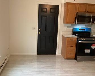 Serene 3-bedroom duplex in Bridgeport updated floors new appliance - Bridgeport - Kitchen