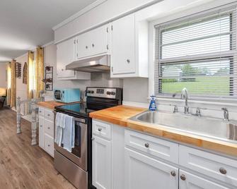 Experience Martin just steps away from the University and near Discovery Park. - Martin - Kitchen