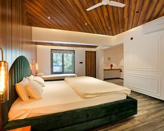 Zen Villa by Shiloh Stays - Igatpuri - Спальня