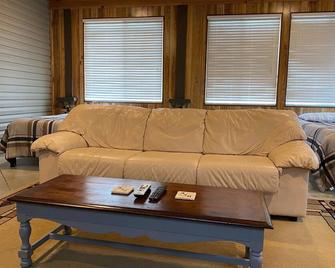 Lake & mountain views! Covered Boat Port w/Power, Pets Welcome - Скоттсборо - Вітальня