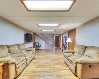 Fire Pit + Game Room: North East Family Retreat! - North East - Wohnzimmer