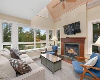 Stunning Ocean View Cottage on Pender Island - Pender Island - Living room