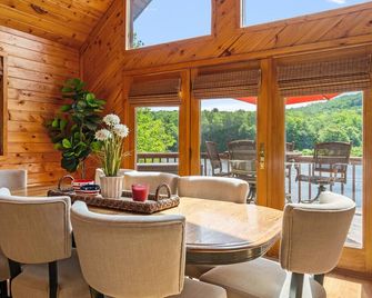 Lakefront Home Fast WiFi and Workspace, stay the week - New Milford