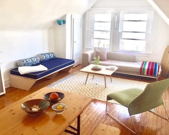 Light-Filled Apartment with Beach Views - Queens - Sala de estar