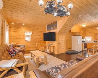 6 Mi to Shingleton Manistique Home with Yard! - Manistique - Living room