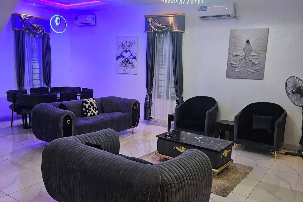 Luxury 5 Bedrooms Duplex With Swimming Pool - Lagos - Lounge