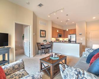 Luxury Apartment with In-unit Washer/Dryer, Balcony, Gym, & Clubhouse. - Herndon - Living room