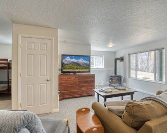 Holiday Tree House - with community pool & golf! - Garden Valley - Sala de estar