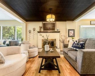 5Br 5Ba Priv. Pool HotTub 1Min to Beach - Windermere - Living room