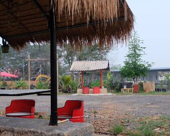 Check-in Resort Chainat - Chainat - Patio