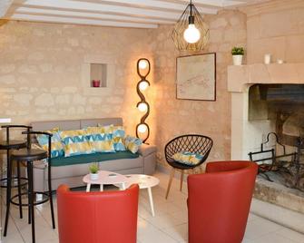 Beautiful private villa for 4 guests with WIFI, A/C, TV, terrace, pets allowed and parking - Restigné - Sala de estar