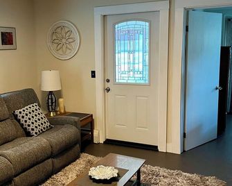 NEW-Another Fun Downtown Location 1st floor - Southington - Sala de estar