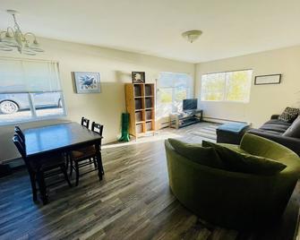 Sweet Escape - Ketchikan - Living room