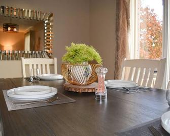 Family friendly neighbourhood - Kingston - Dining room