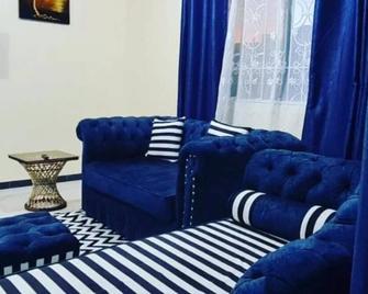 Stay.Plus Bamburi Mtambo Apartments - Mombasa - Salon