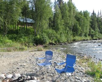 Minutes Off Parks Hwy W/Wifi Experience Ak 27 Acres Riverfront Willow Creek Inn - Willow - Patio