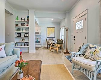 Harbor Oaks Haven Walk to Front Beach and Downtown! - Ocean Springs - Living room