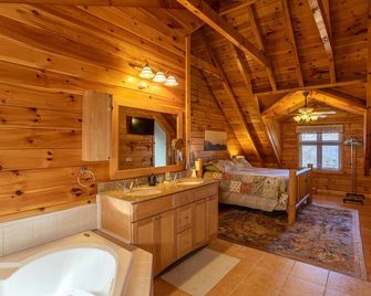 Misty Peak - Log cabin with Hot Tub and firepit- privately located but conveniently located to Boone - Banner Elk - Bedroom