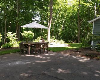 Unspoiled North Fork Charm, walk to bay & sound beaches, minutes to Greenport - East Marion - Patio