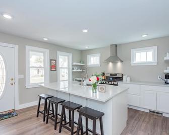 5-Star Reviews, Remodeled & Centrally Located! One Of The Best Properties In Gh! - Grand Haven - Kitchen