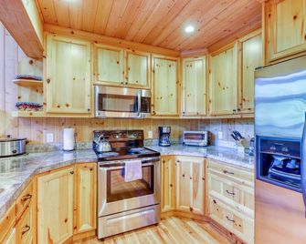 Hot Tub, Game Room, dog-friendly home w/ mountain views close to Ski Resorts - Skykomish - Kitchen