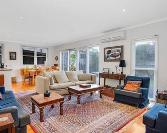 Surprise Surprise - Pet Friendly - Flinders - Living room