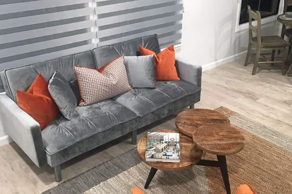 location, location, location - לונג ביץ' - סלון