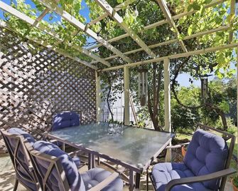 Peaceful Historic Home Steps from Main Street with Porch & Patio - Angels Camp - Innenhof