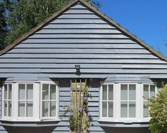 A delightful rural spot in Mid Suffolk to explore the county and beyond - Stowmarket - Building