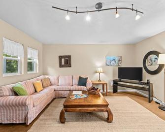 Adorable Quiet Country Cottage - Grass Valley - Living room