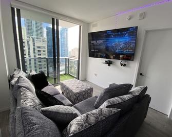 Beautiful Luxury High Rise 2br Downtown Amazing Views 9min Away From Airport !! - Fort Lauderdale - Living room