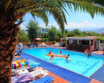Primavera Beach Resort - Mália - Pileta