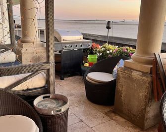 Ocean-Front Beach Studio Apartment On the Sand, kitchenette, Great wi-fi - Long Beach - Balcón