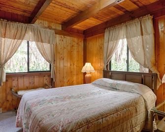 Lava Lodge at Hale Kilauea - Volcano - Bedroom