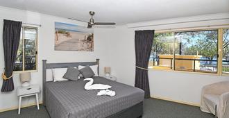 Alexander Beachfront Apartments - Hervey Bay - Bedroom