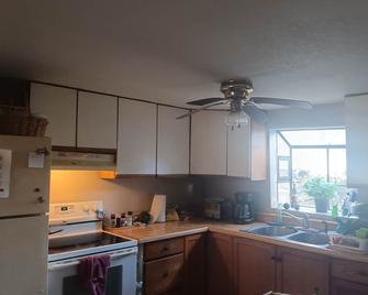 2 bedroom cottage in Rhodes really close to orv trails on the Titabawasse river. - Beaverton - Kitchen